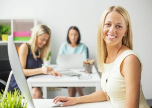 Světelné normy upravují světlo v pracovních prostorách. I v kanceláři.