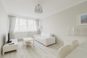 Intenzivní denní světlo v obývacím pokoji.