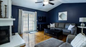 přirozené světlo v mmodrém obývacím pokoji