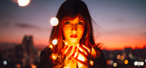 Dívka se světly v rukou