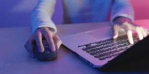 modré světlo počítač